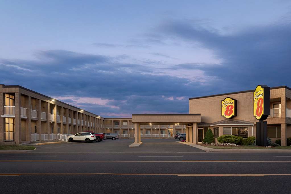 Super 8 Windsor/Dougall