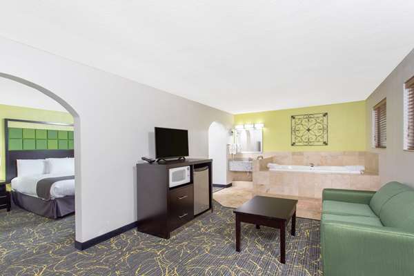 1 King Bed, Deluxe Suite, Jetted Tub, Non-Smoking