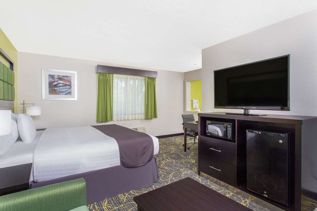 AMERICINN BY WYNDHAM DELAFIELD-guestroom-Guest Room,Suite,On-Site.jpg