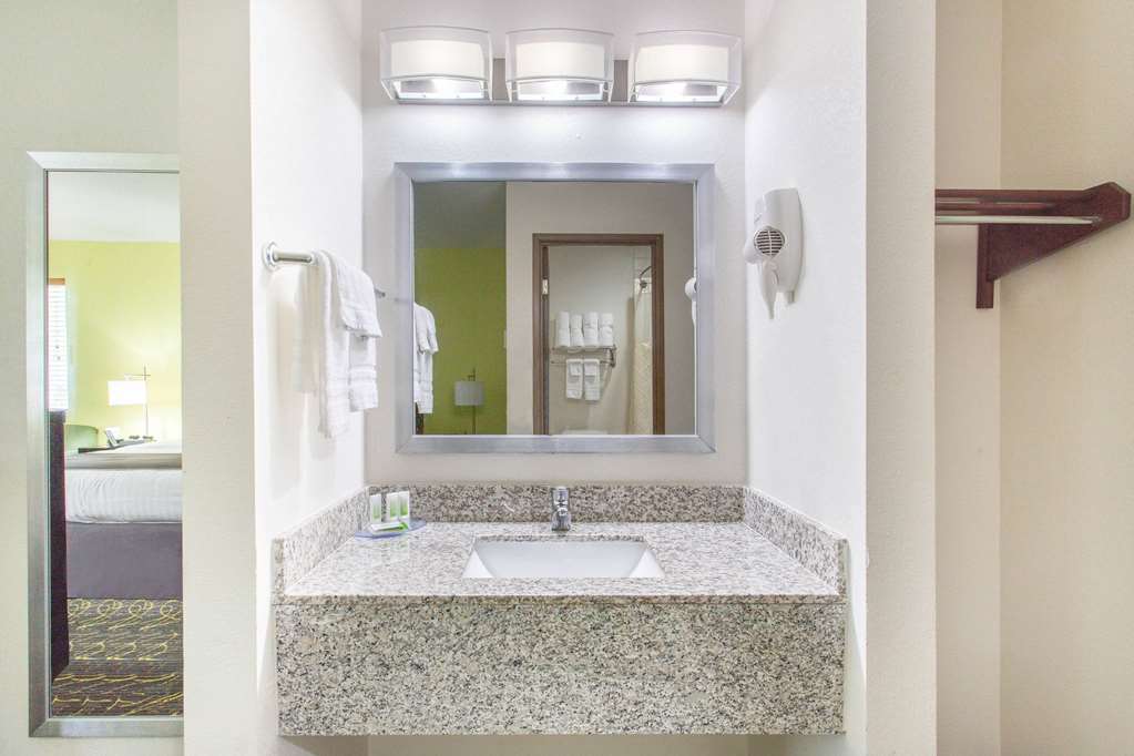 AMERICINN BY WYNDHAM DELAFIELD-guestroom-Guest Room,Bathroom,On-Site.jpg