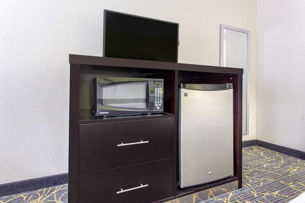 AMERICINN BY WYNDHAM DELAFIELD-guestroom-Guest Room,On-Site.jpg