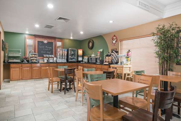  - AmericInn Hotel & Suites Johnston - I-35 & I-80, Exit 131