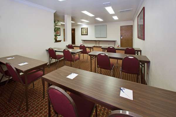  - AmericInn Hotel & Suites Johnston - I-35 & I-80, Exit 131