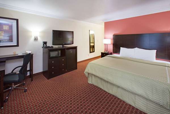  - AmericInn Hotel & Suites Johnston - I-35 & I-80, Exit 131