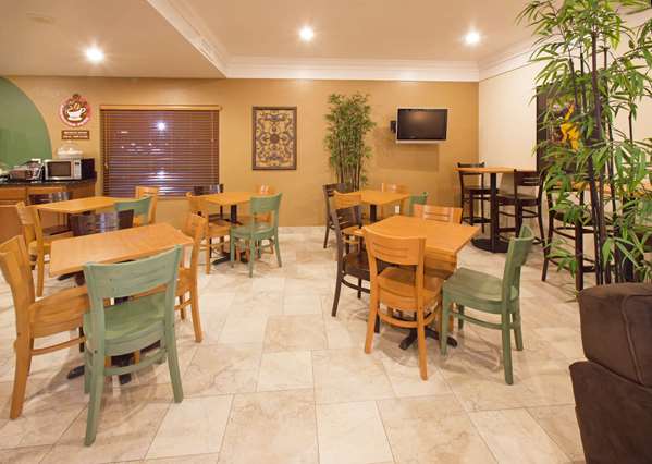  - AmericInn Hotel & Suites Johnston - I-35 & I-80, Exit 131