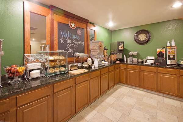  - AmericInn Hotel & Suites Johnston - I-35 & I-80, Exit 131