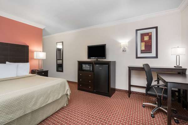  - AmericInn Hotel & Suites Johnston - I-35 & I-80, Exit 131