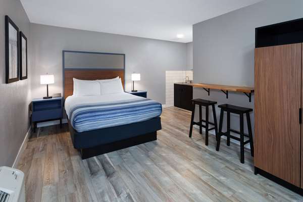 1 Queen Bed, Deluxe Room, Non-Smoking
