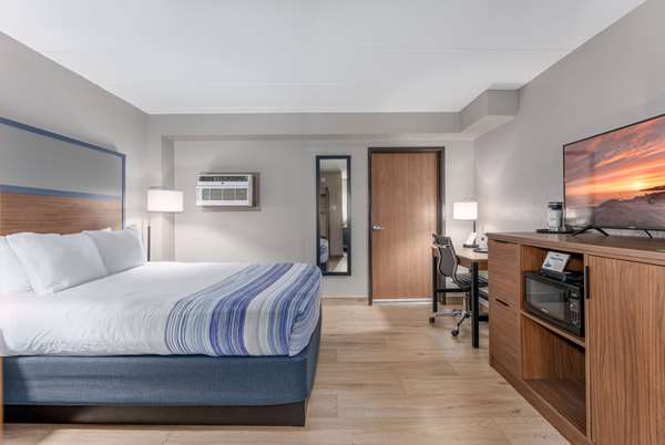 1 Queen Bed, Single Bunk Bed, Pool View, Non-Smoking
