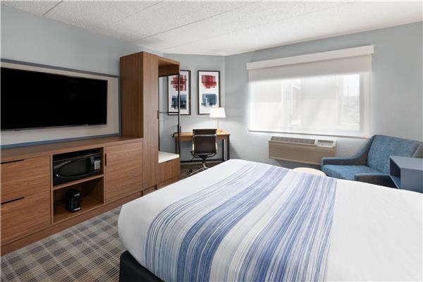 1 Queen Bed, Mobility Accessible Room, Roll-In Shower, Non-Smoking