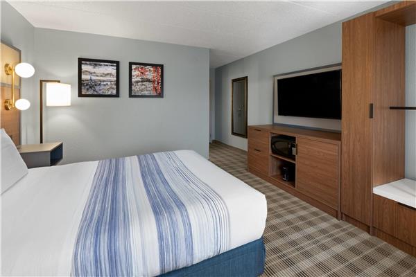 1 Queen Bed, Mobility Accessible Room, Roll-In Shower, Non-Smoking