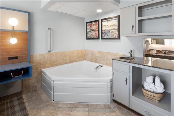 1 King Bed, Deluxe Studio Suite, Non-Smoking