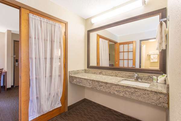 Suite - AmericInn Lodge & Suites Calumet