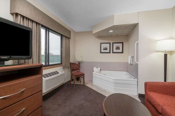 Suite - AmericInn Lodge & Suites Worthington - I-90, Exit 43