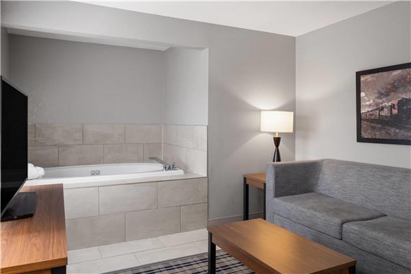 1 King Bed, Deluxe Suite, Non-Smoking