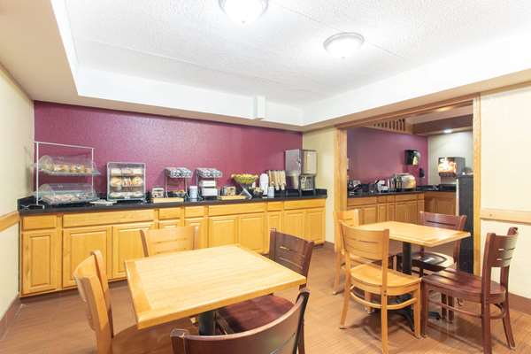  - AmericInn Lodge & Suites Elkhorn - I-43, Exit 25