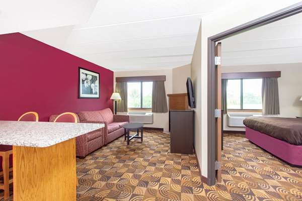 Suite - AmericInn Lodge & Suites Elkhorn - I-43, Exit 25