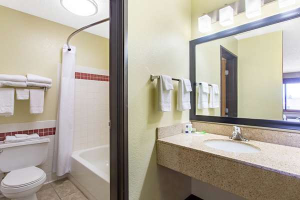  - AmericInn Lodge & Suites Elkhorn - I-43, Exit 25
