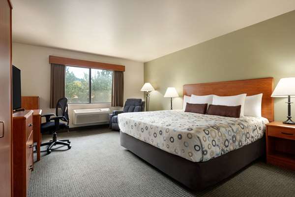 1 King Bed, Non-Smoking