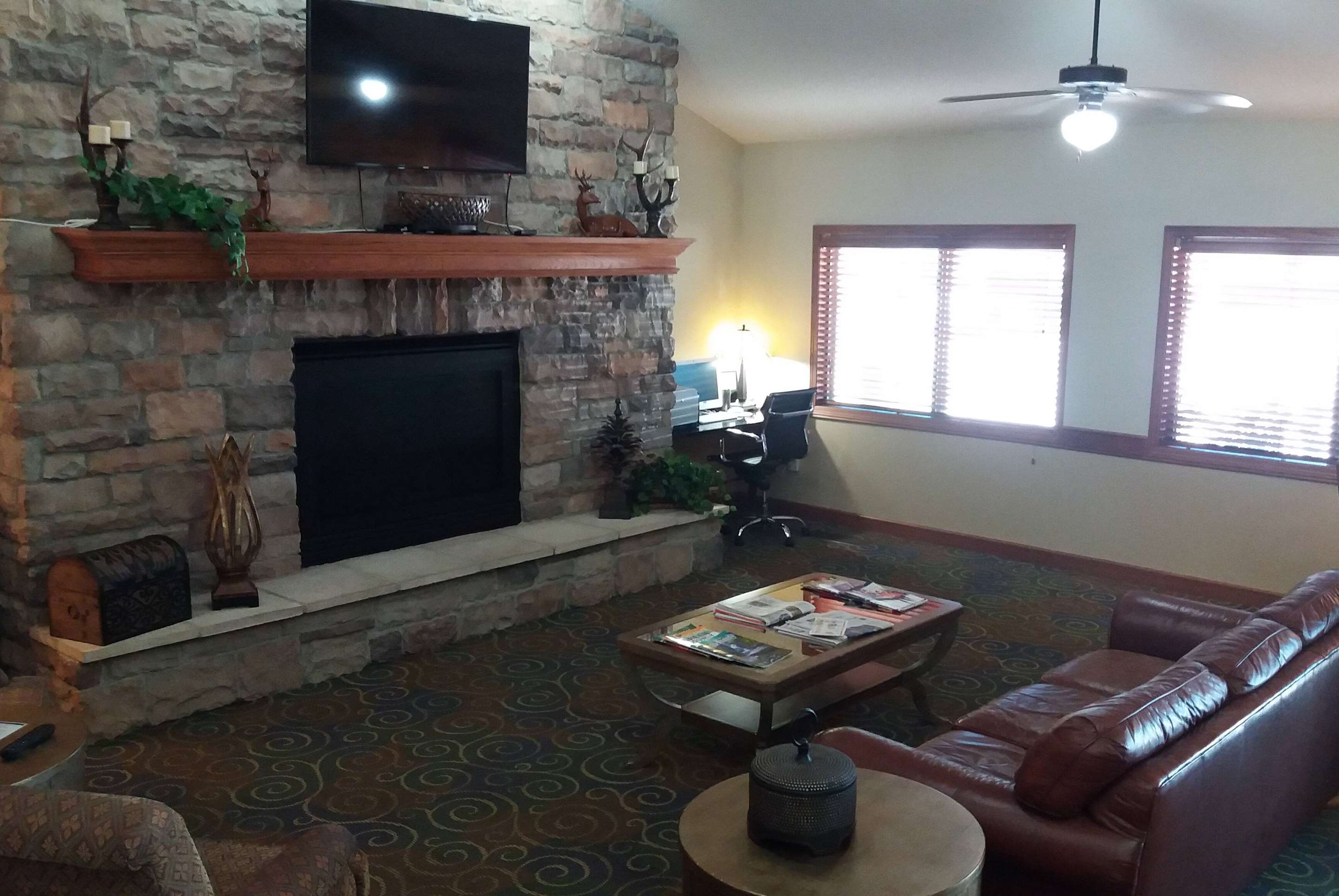Lobby | AmericInn by Wyndham Kewanee