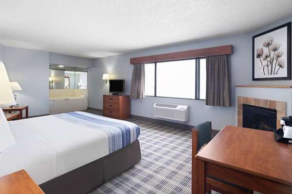 1 King Bed, Suite, Jetted Tub, Fireplace, Non-Smoking