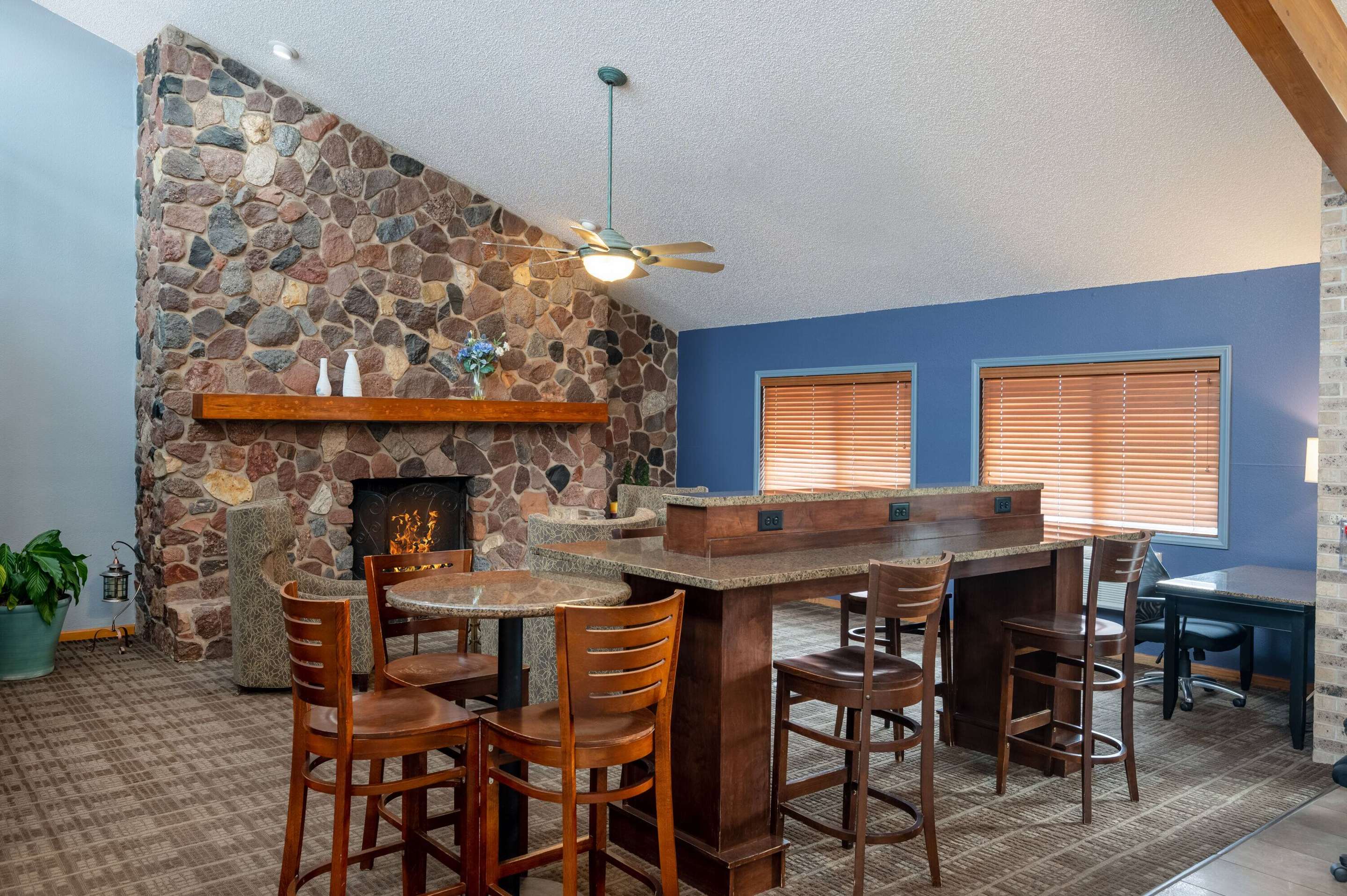 Lobby | AmericInn by Wyndham Eau Claire