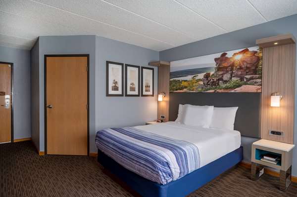1 Queen Bed, Mobility Accessible Room, Bathtub w/ Grab Bars, Non-Smoking