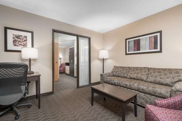 1 King Bed, Deluxe Suite, Non-Smoking