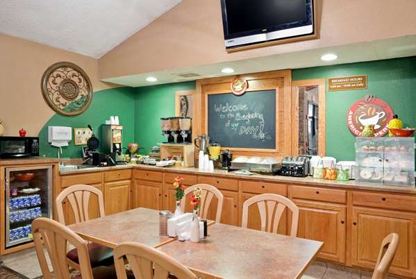  - AmericInn West Burlington - US 34, Exit 260