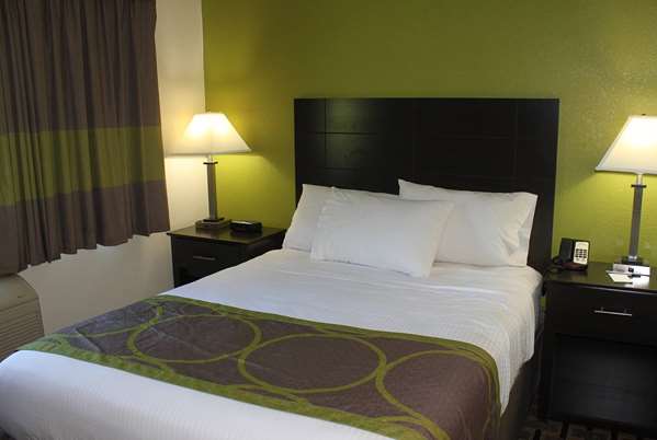  - AmericInn West Burlington - US 34, Exit 260