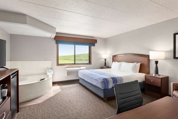 1 King Bed, One Bedroom Deluxe Suite, Non-Smoking