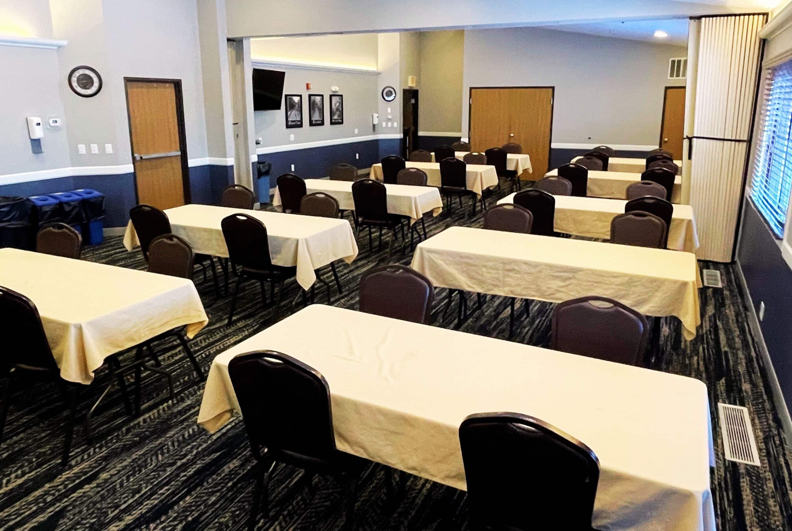 Meeting Room | AmericInn by Wyndham Fergus Falls - Conference Center