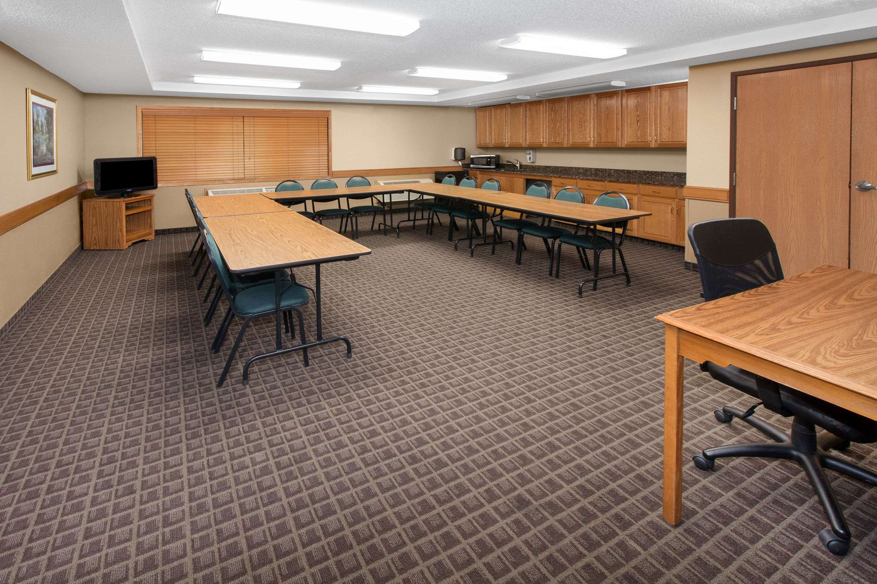 Meeting Room | AmericInn by Wyndham Iowa Falls