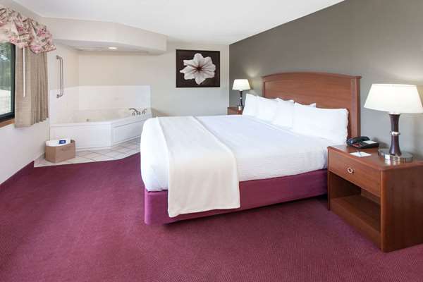 Suite - AmericInn Hotel & Suites Iowa Falls