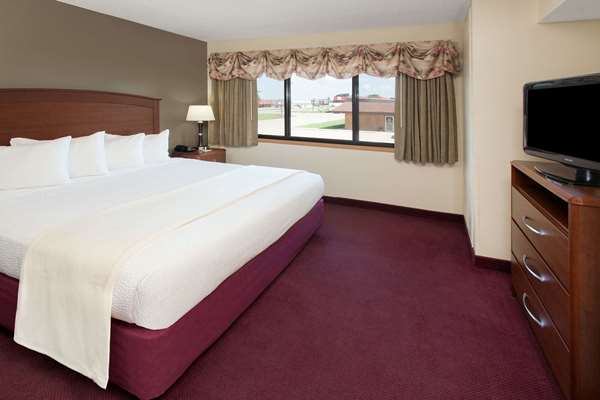 Suite - AmericInn Hotel & Suites Iowa Falls