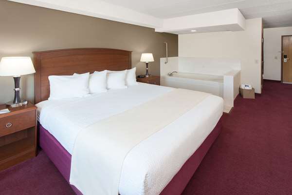 Suite - AmericInn Hotel & Suites Iowa Falls