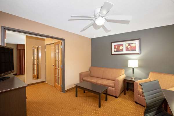 Suite - AmericInn Coralville - I-80, Exit 240