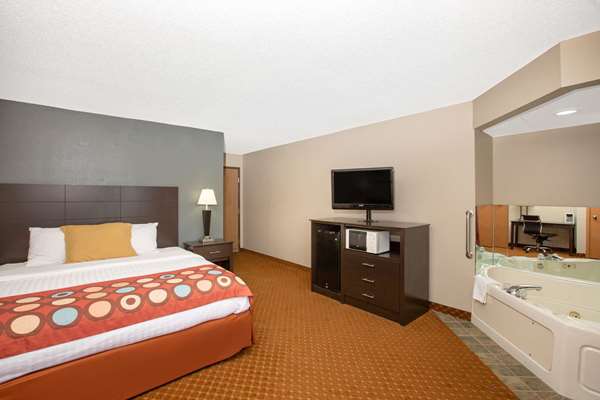 Suite - AmericInn Coralville - I-80, Exit 240