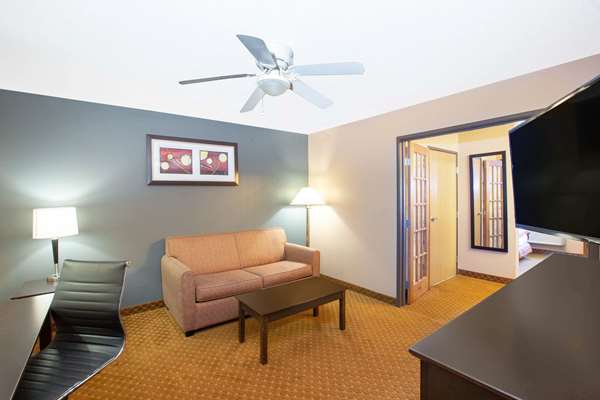 Suite - AmericInn Coralville - I-80, Exit 240