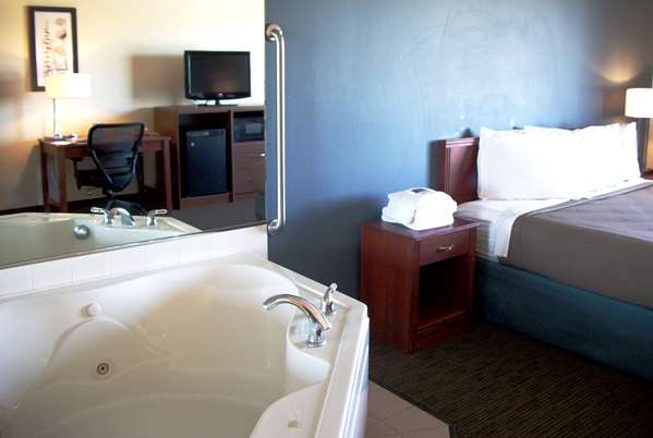  - AmericInn Lodge & Suites Beulah - I-94, Exit 110