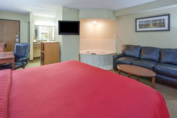 Suite - AmericInn Lodge & Suites Roseau