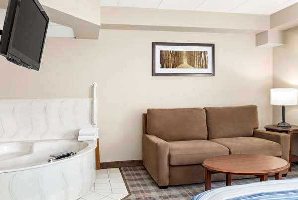Suite - AmericInn Lodge & Suites Roseau