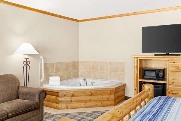 Suite - AmericInn Lodge & Suites Roseau