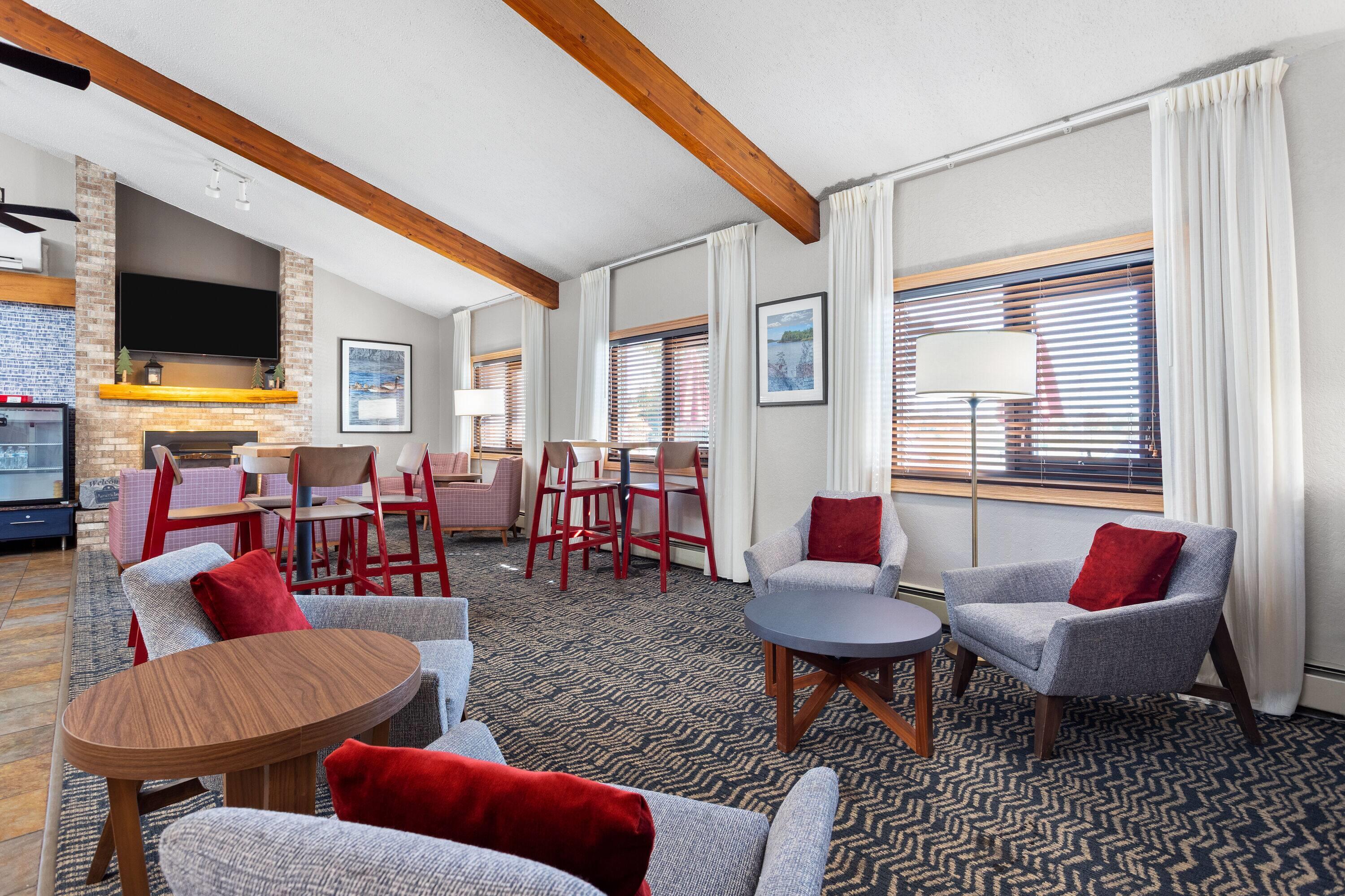 Lobby | AmericInn by Wyndham Roseau