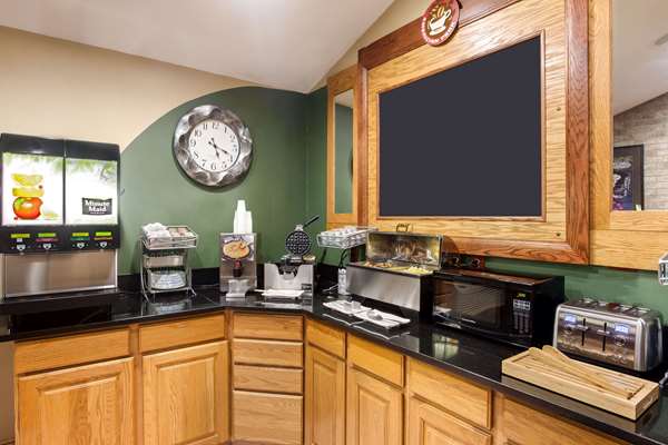  - AmericInn Lodge & Suites Tomah - I-94, Exit 143