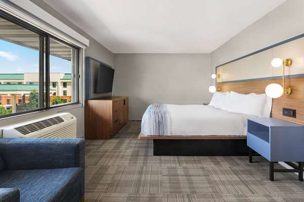 1 King Bed, Deluxe Suite, Non-Smoking