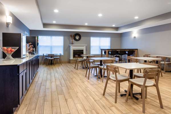  - AmericInn Hotel & Suites Fulton