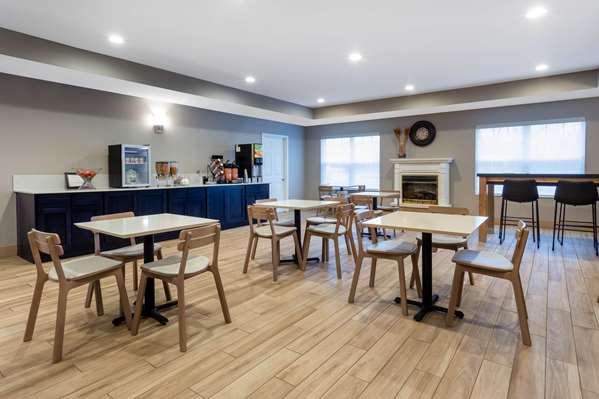  - AmericInn Hotel & Suites Fulton