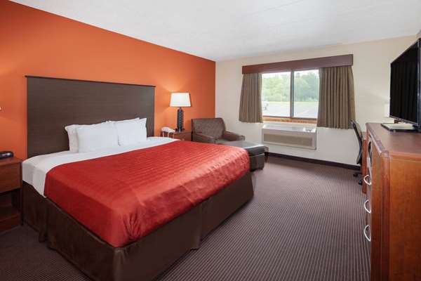 1 King Bed, Mobility Accessible Room, Lake View, Non-Smoking
