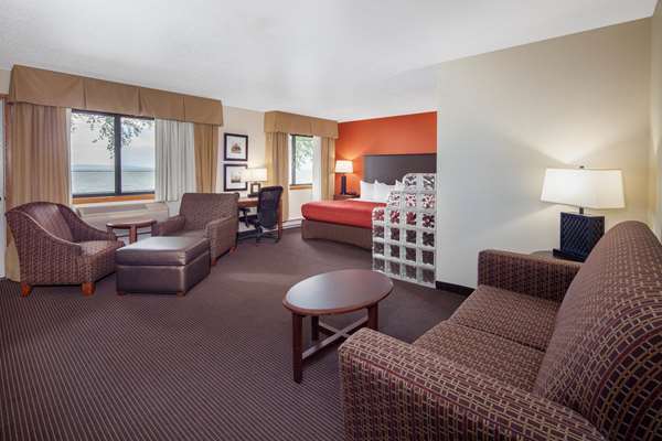 1 King Bed, Premier Suite, Lake View, Non-Smoking